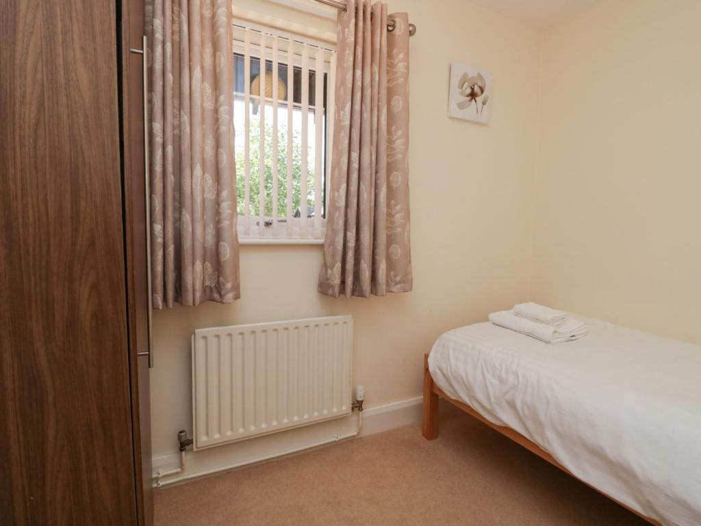 Jubilee Bungalow Pet Friendly Sleeps 3 - Tap to explore photos