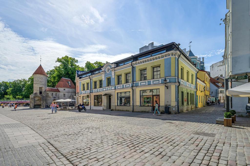 Tallinn Old Town Romantic Apartment - Tap to explore photos