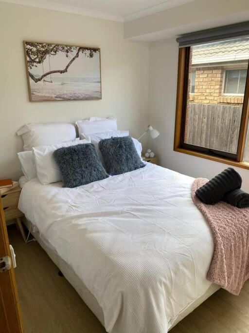 4 bedroom 2 bath renovated with spa king bed and free arcade games sleeps 10 photo 2