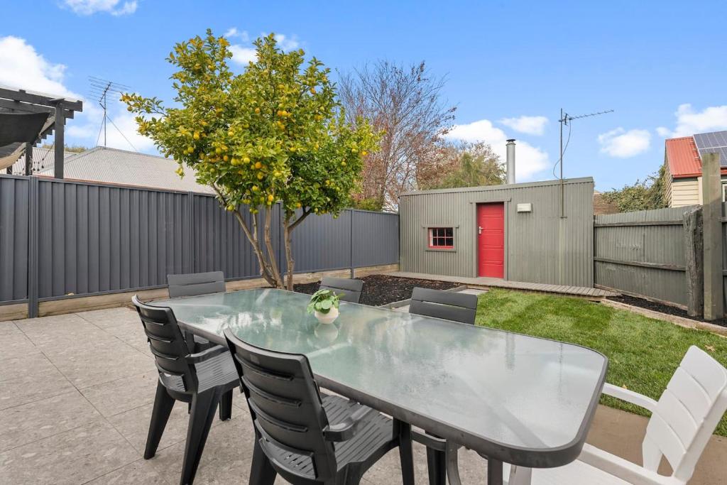 Victorian Charm meets Modern Ease near Lake and CBD photo 1