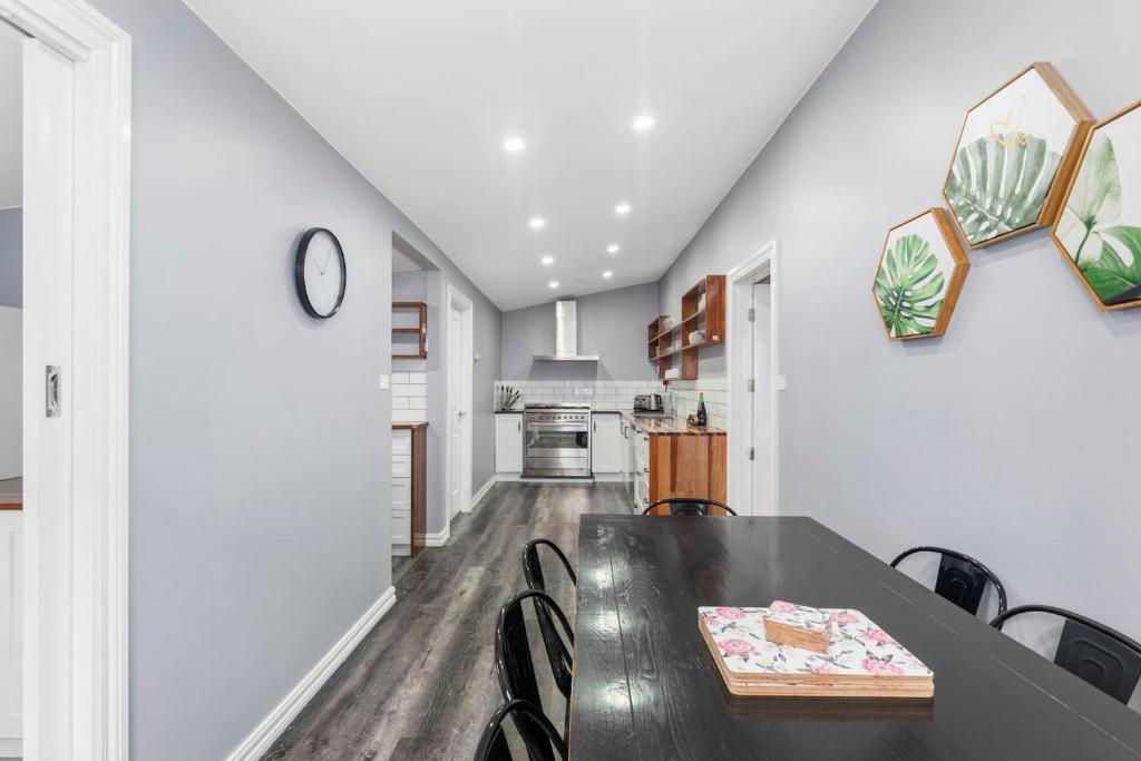 Victorian Charm meets Modern Ease near Lake and CBD photo 2