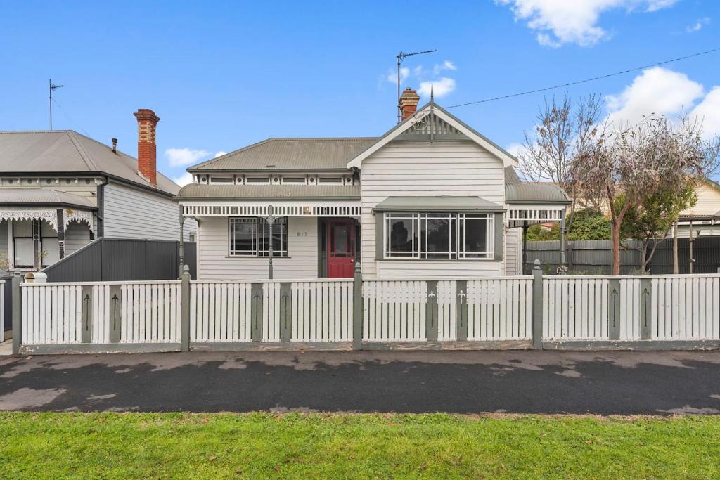 Victorian Charm meets Modern Ease near Lake and CBD photo 4