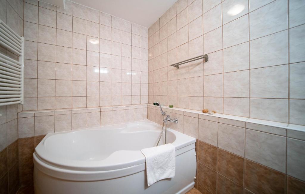 Free Parking- Gellert View Apartment 4ppl - Tap to explore photos