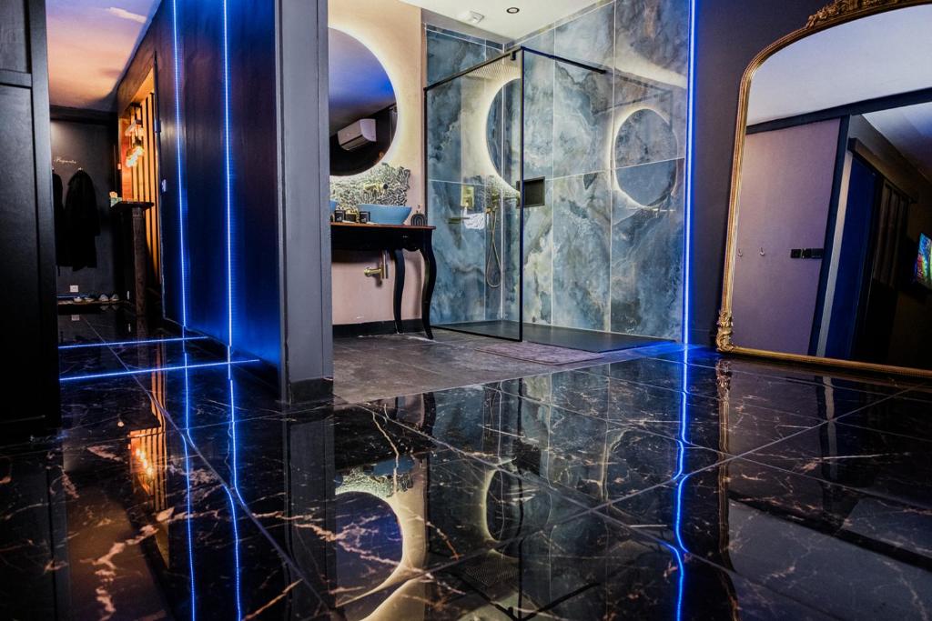 L escale VRAI Jacuzzi 130 jets, Sauna, lit king size, écran géant, NETFLIX, Eure