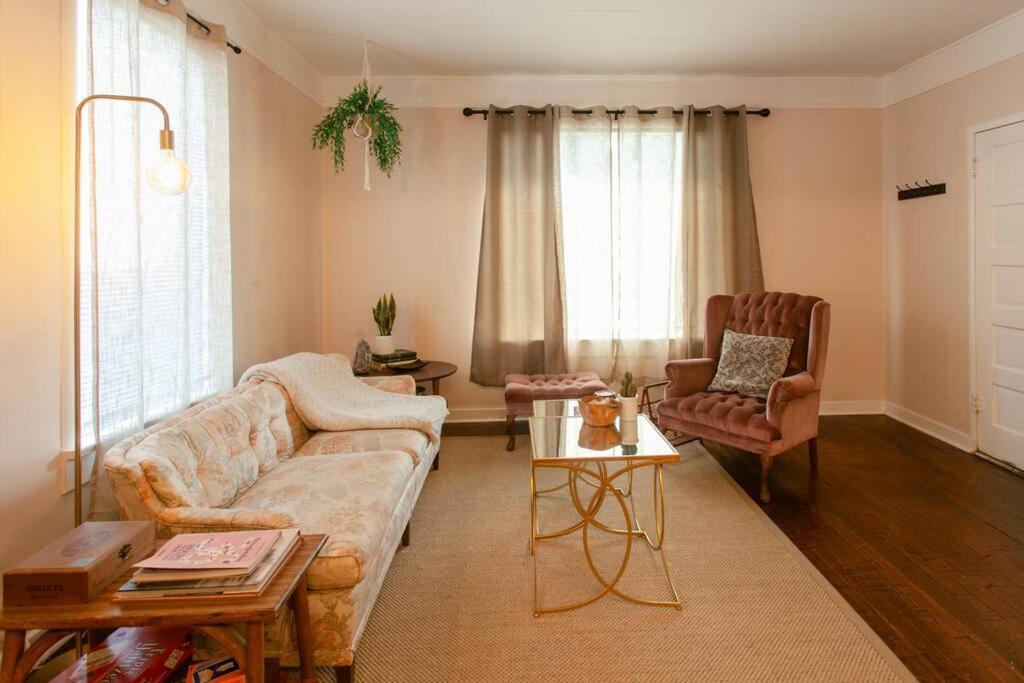 Classic & Cozy Apartments - Parking & Close To Dw image