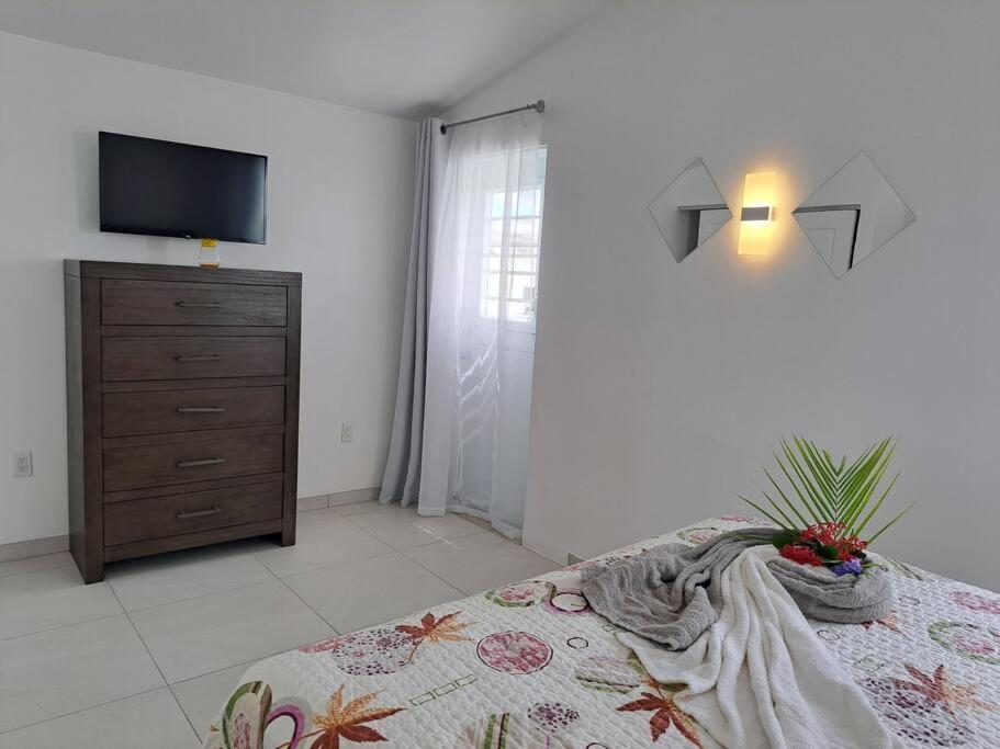 Renovated waterfront villa near the beach photo 1