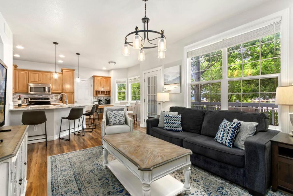 Fabulous Family-friendly Retreat by Windsor Lake! image