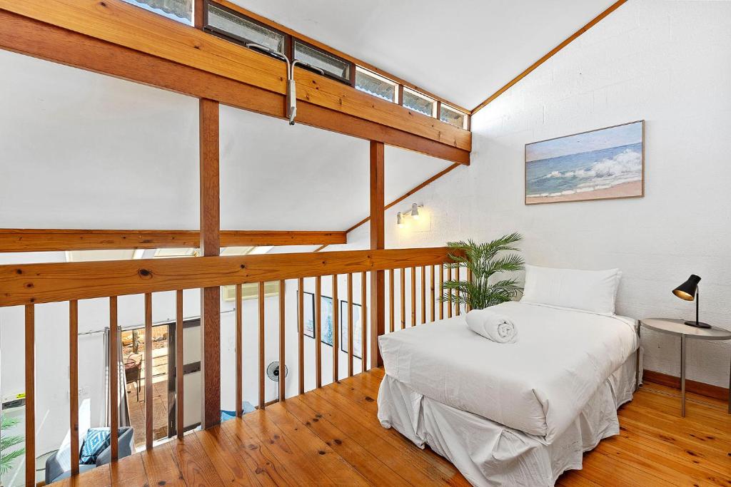 16 Cottesloe - steps from beach - sleeps 3 - Tap to explore photos