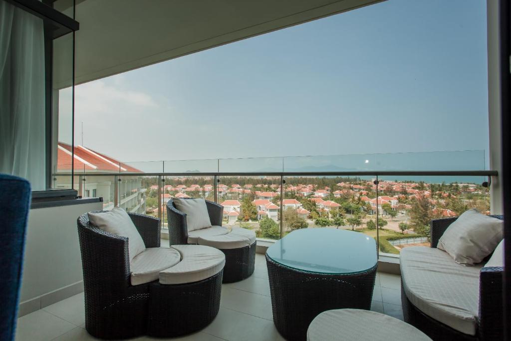 2bedroom apartment in resort- free pool and beach