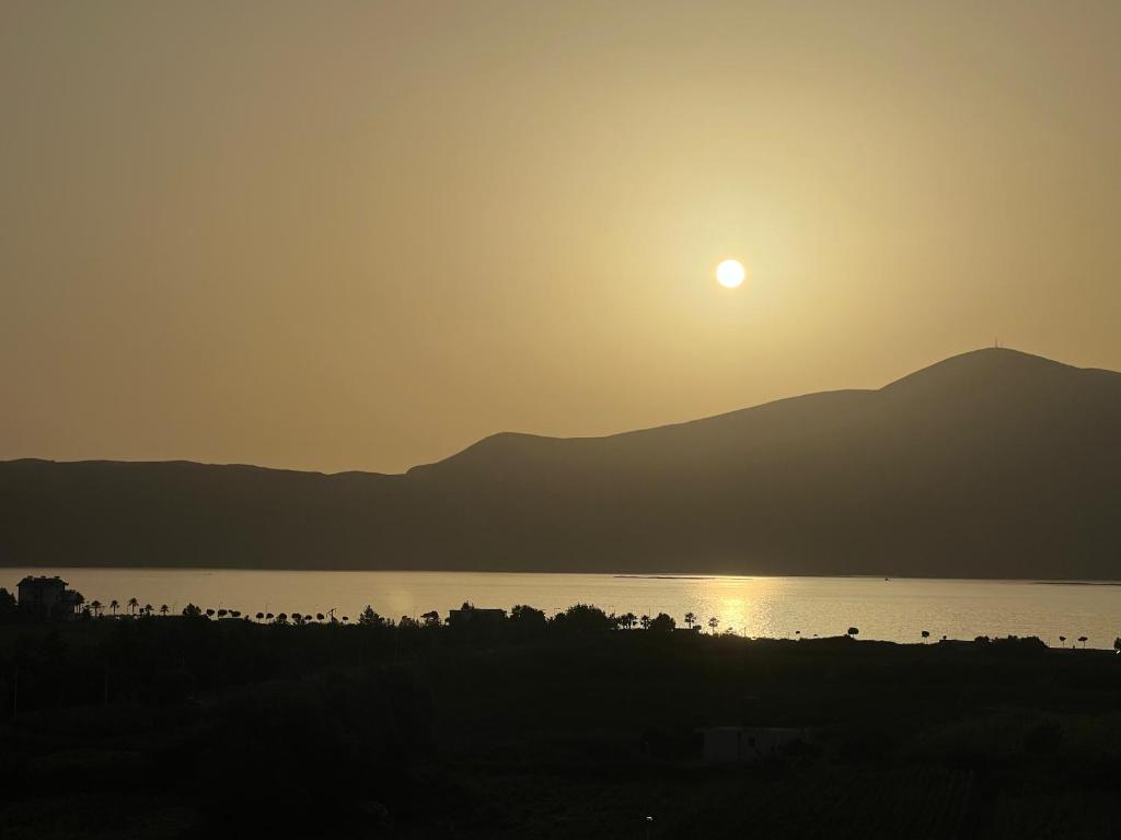 Sunrise Sea & Mountain Vista Apartments photo 1