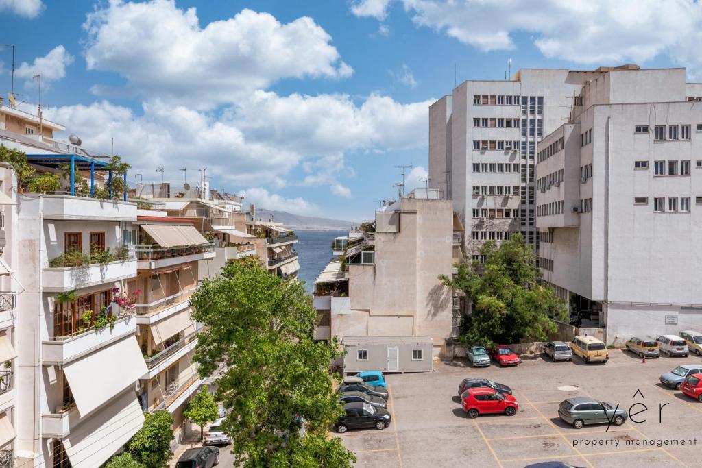 Seaside Luxury - 3 Min to Freatida Beach, Athens