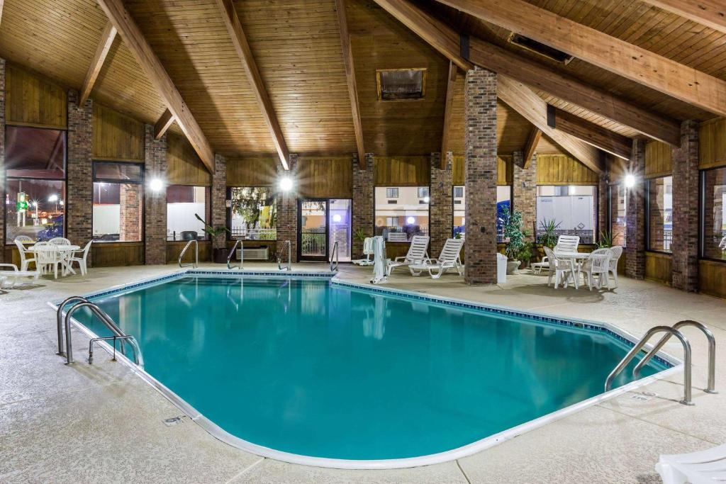 Baymont by Wyndham Louisville South I 65 image