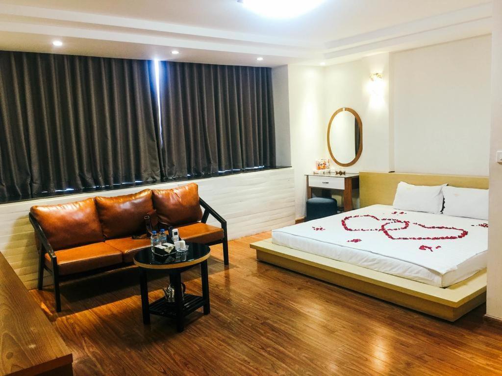 Hoàng Gia Hotel 150 Nghi Tàm - by BAY LUXURY