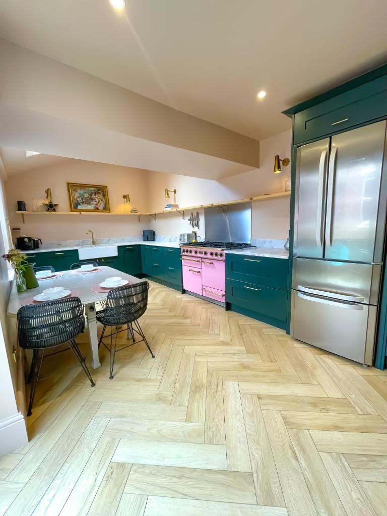Spacious home in Leeds ideal for gatherings with free parking - Tap to explore photos