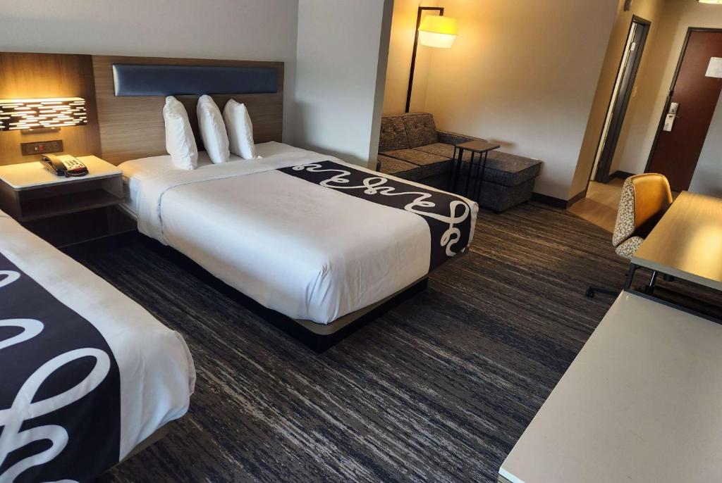 La Quinta Inn & Suites by Wyndham Warner Robins - Robins AFB - Tap to explore photos