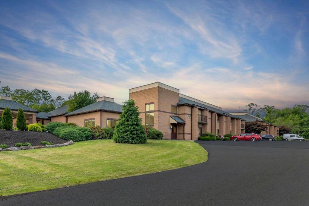Comfort Inn Pocono Lakes Region image