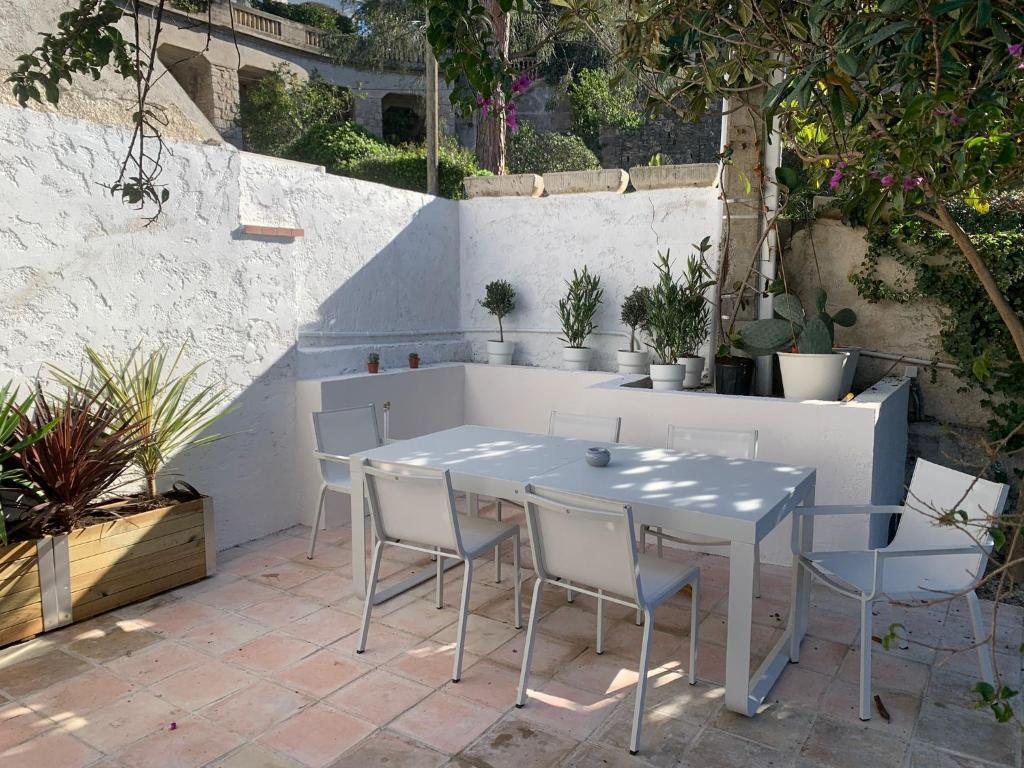 55m2 Charmante maison mitoyenne, jardin, parking - Tap to explore photos