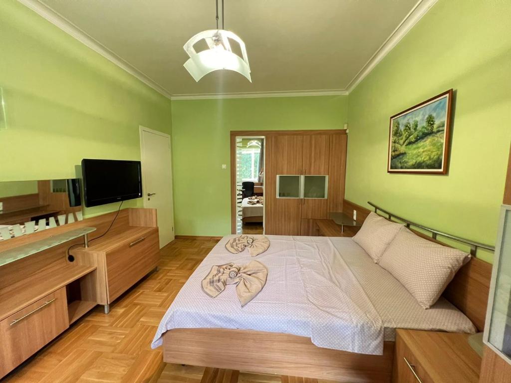 Mumbai Spacious 150 Sq M 2BDR near Vitosha BLVD and NDK, Sofia