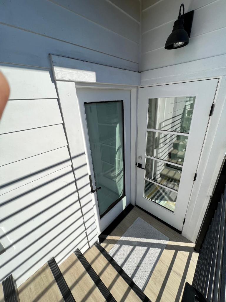Contemporary Guest Studio with Roof-top Deck Walk to Santa Monica Beach image