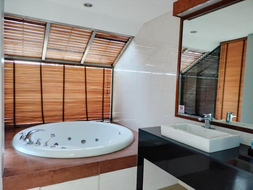 Chang Buri Resort & Koh Chang Hillside Room Type - Seaside Deluxe Suite with Jacuzzi 