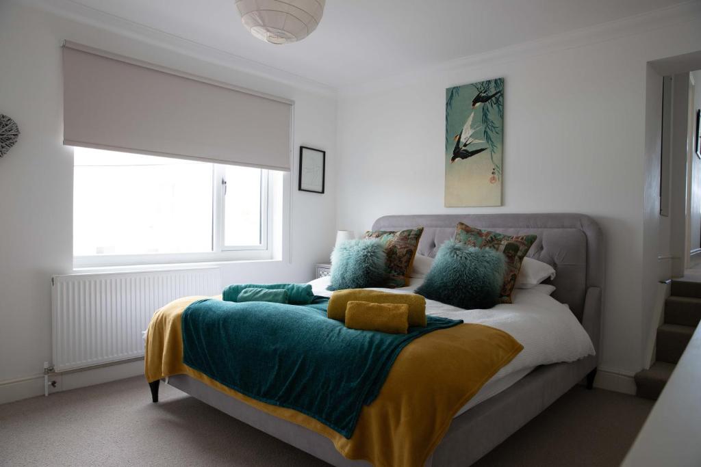 Stunning 2 Bed Apartment with Sea Views