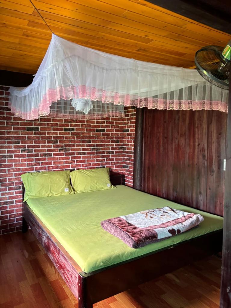 Ms.Si Hmong Flower House