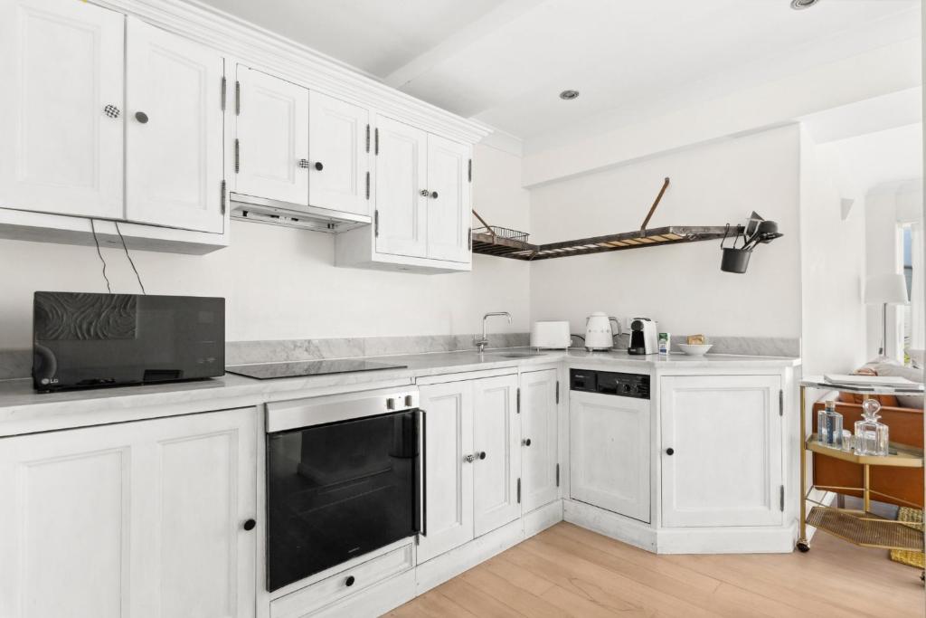 Beachside 1-Bed with Courtyard in Bondi Beach photo 3