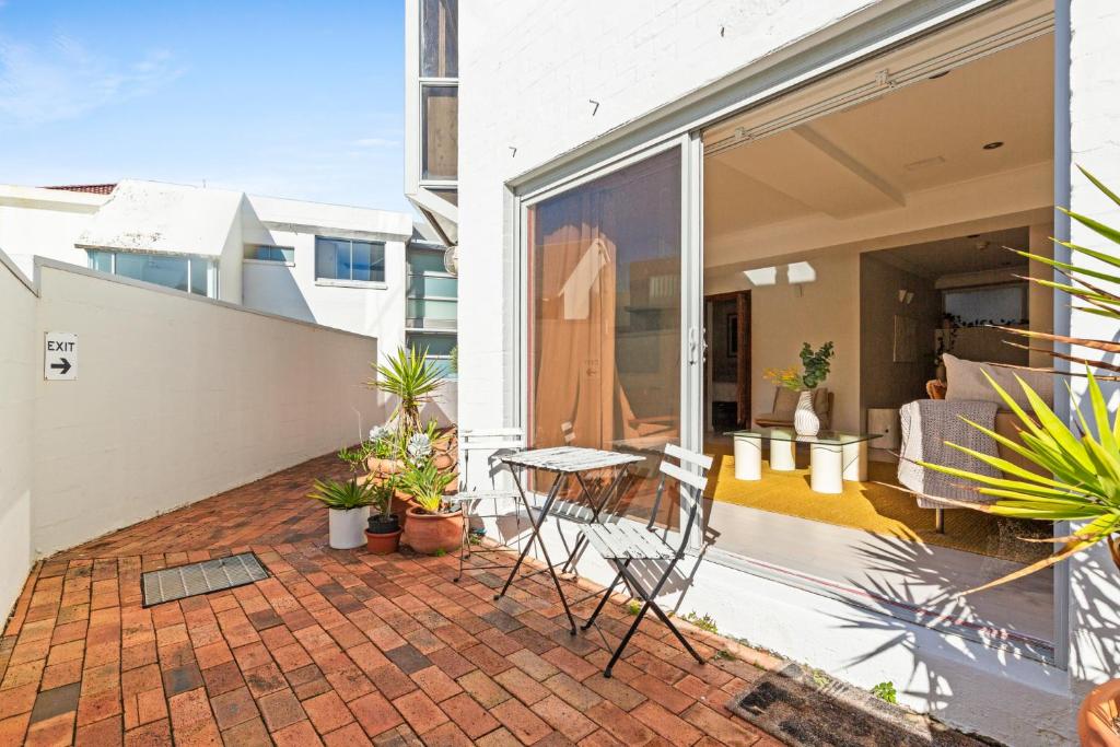 Beachside 1-Bed with Courtyard in Bondi Beach photo 1
