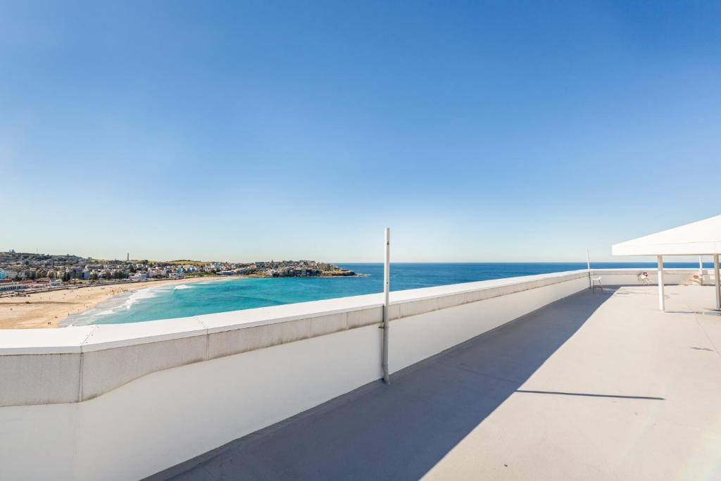Beachside 1-Bed with Courtyard in Bondi Beach photo 4