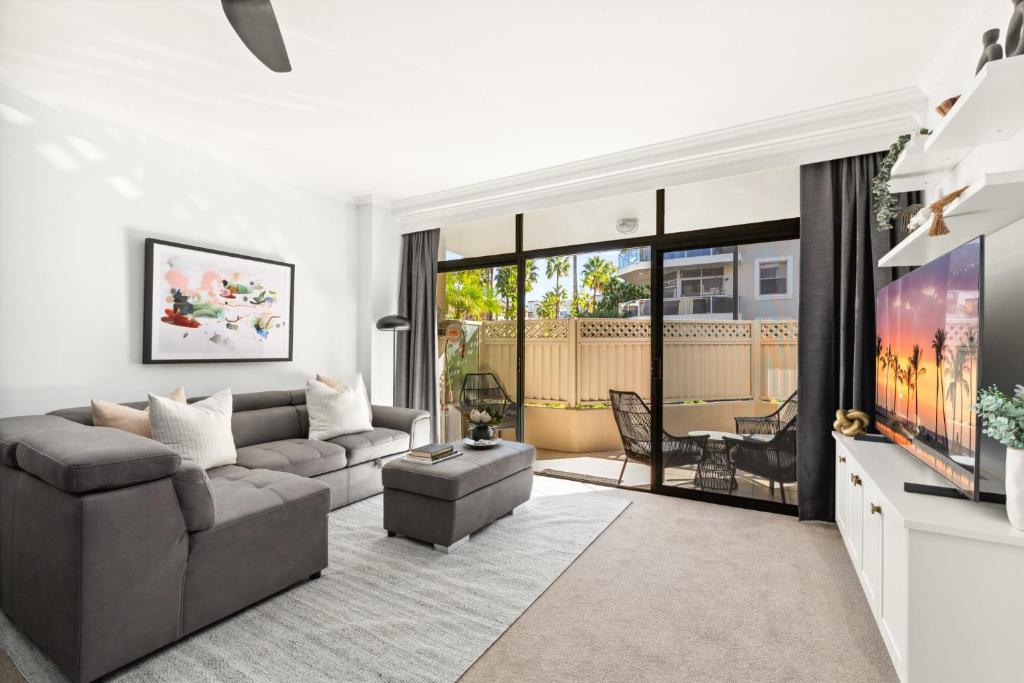 Modern 2-Bed with Pools, Gym, Tennis Court & Sauna