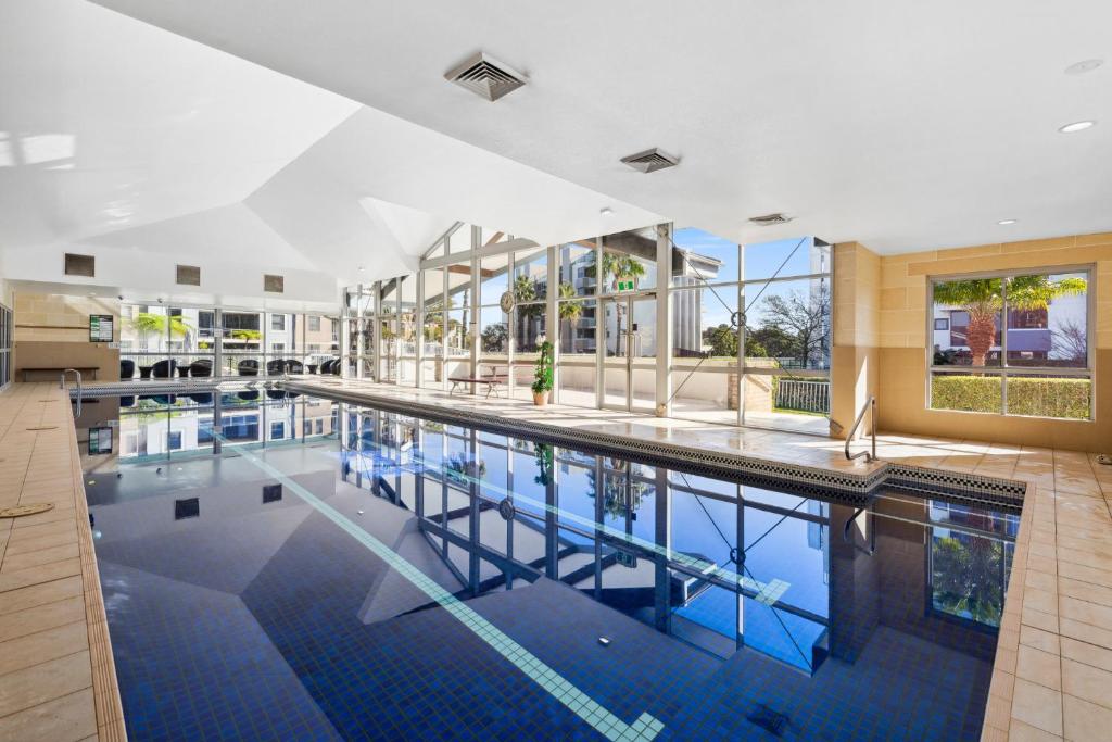 Modern 2-Bed with Pools, Gym, Tennis Court & Sauna photo 3