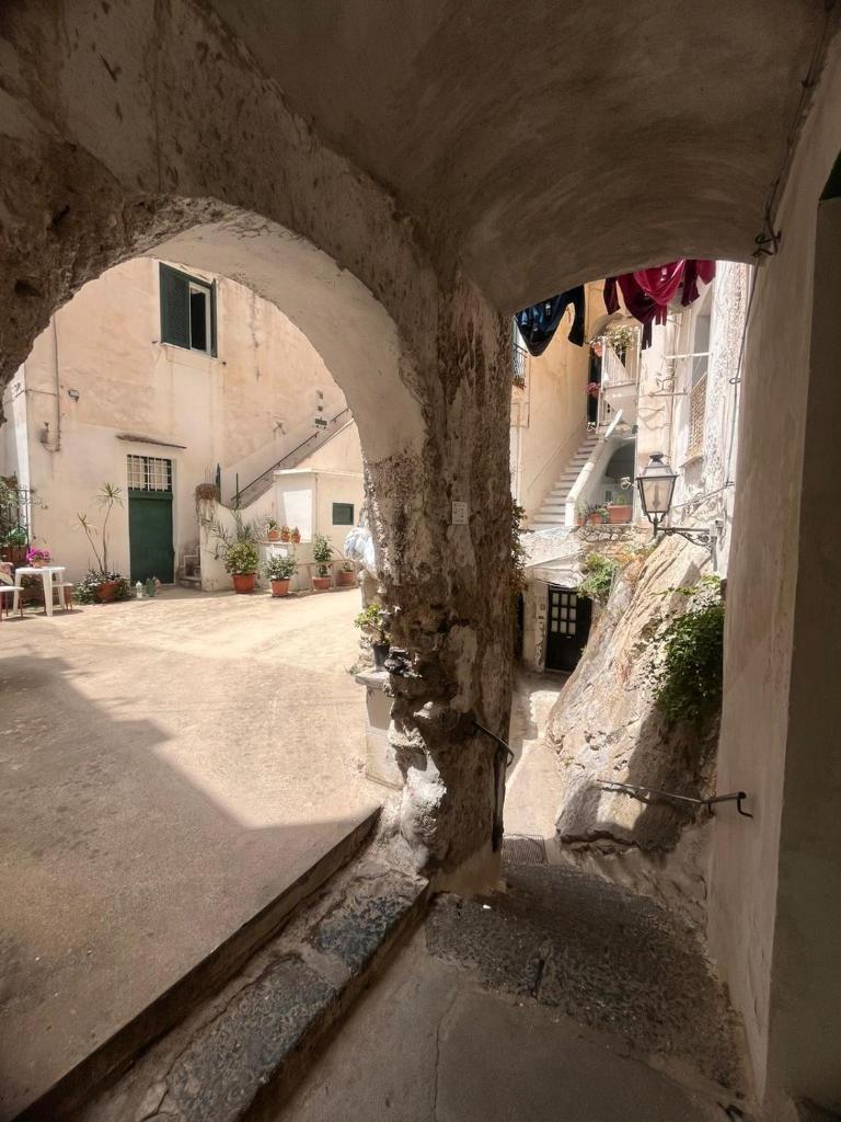 La Corte di Atrani, Brindisi