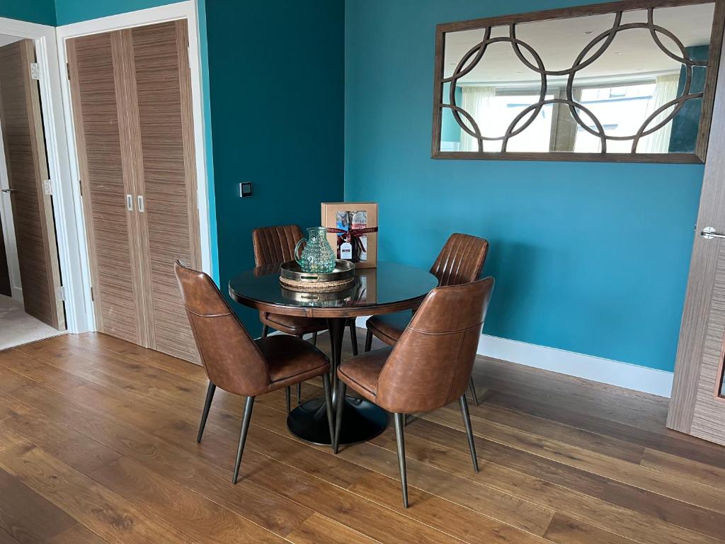 The Spitalfields Suite at Ryedale House - Tap to explore photos