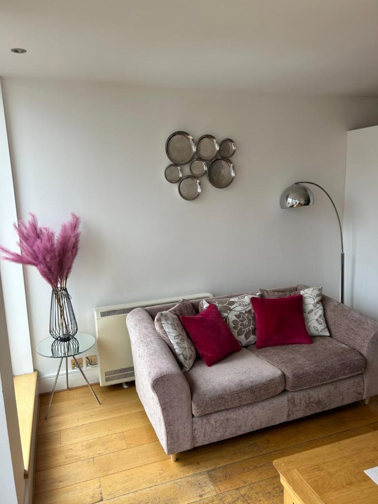 Mercury Holiday Homes - 1 Bedroom Castleview Apartment 404 Free Parking - Tap to explore photos