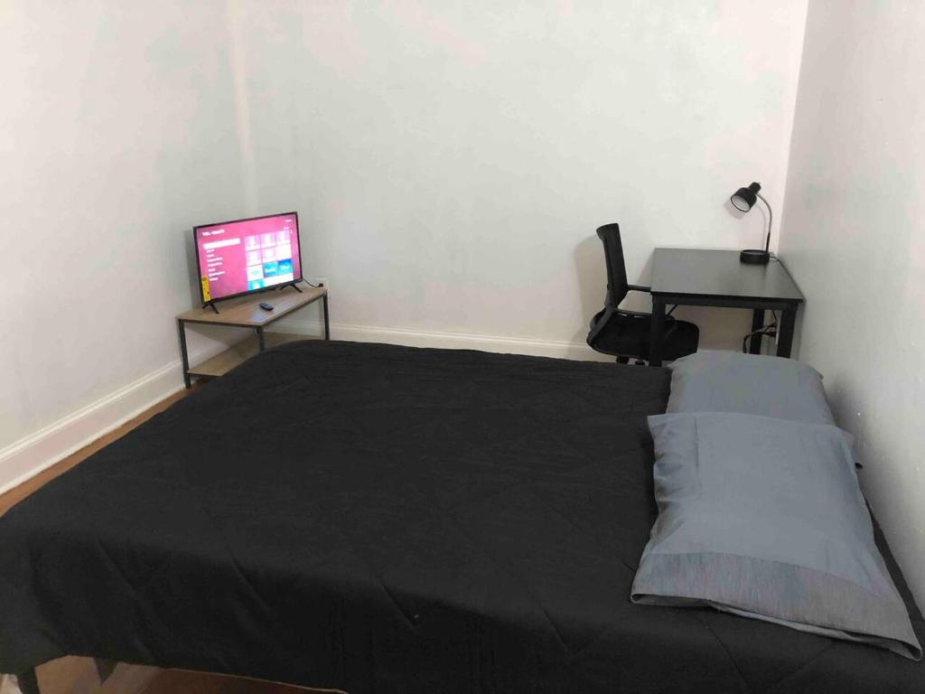 Spacious 2 bedroom apartment with 1 bathroom and private street entrance image