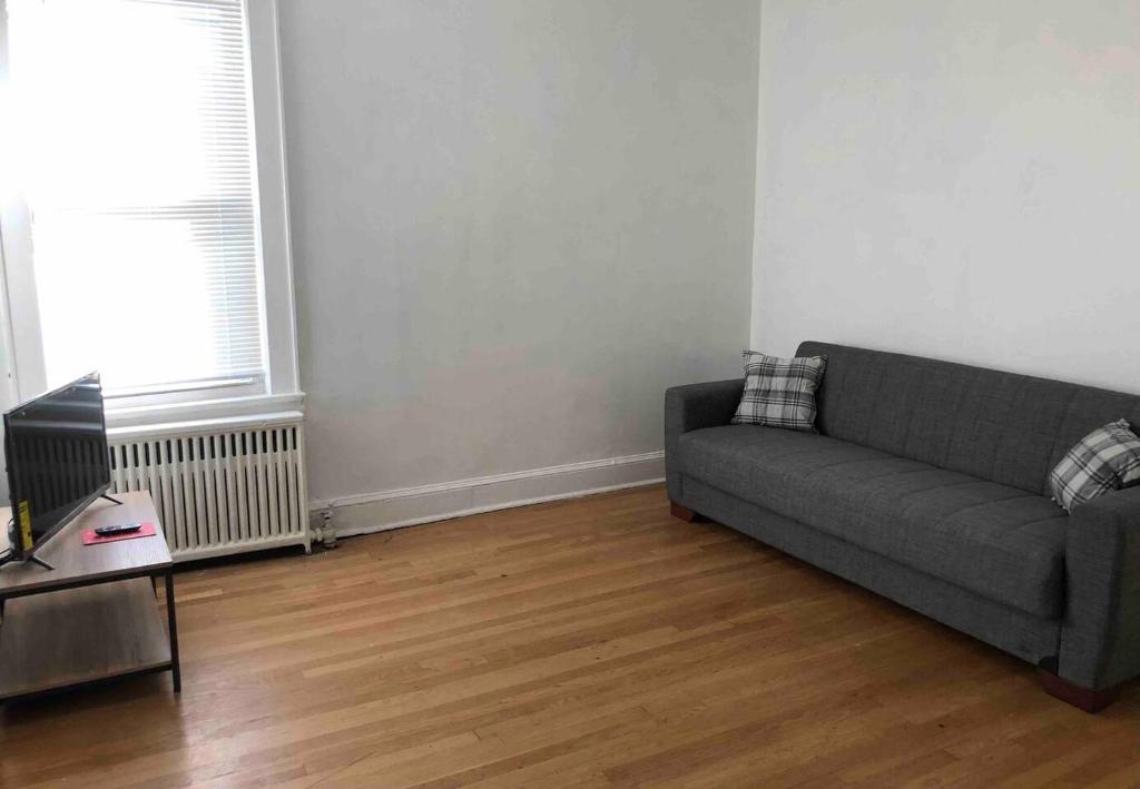 Spacious 2 bedroom apartment with 1 bathroom and private street entrance image