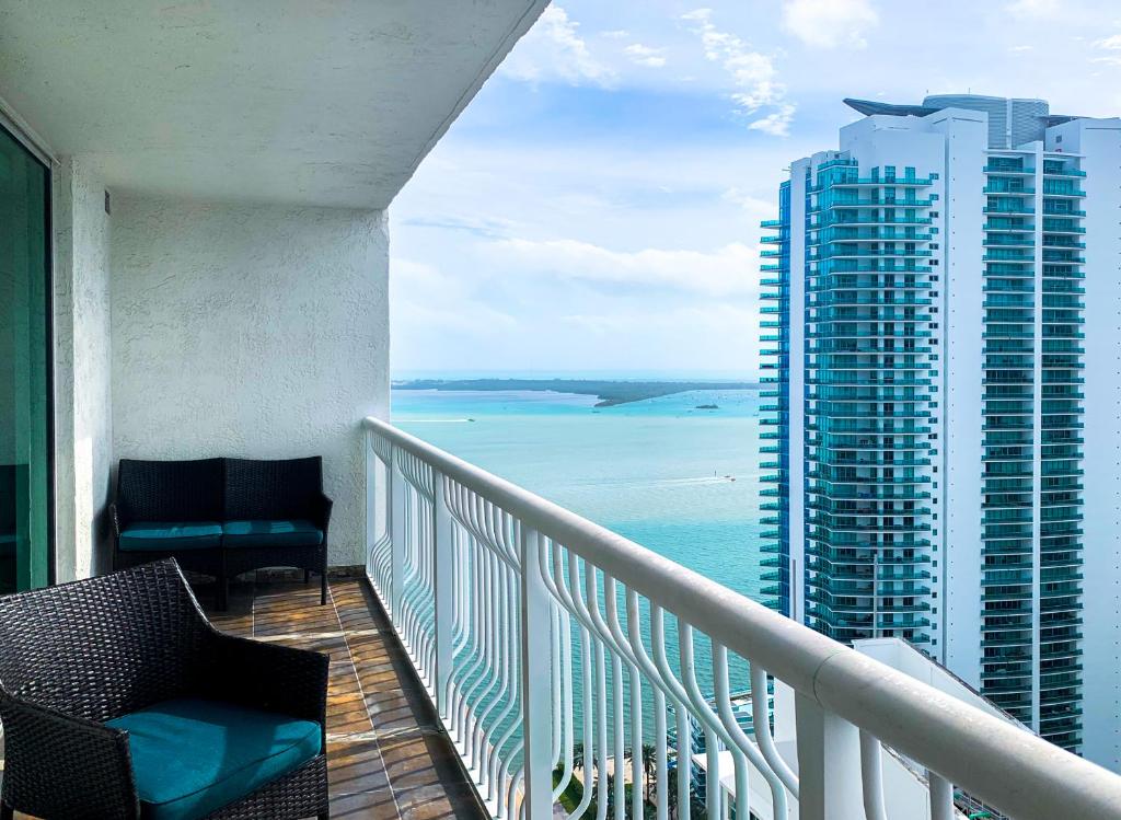 Star Stay Miami Yellow Brickell image