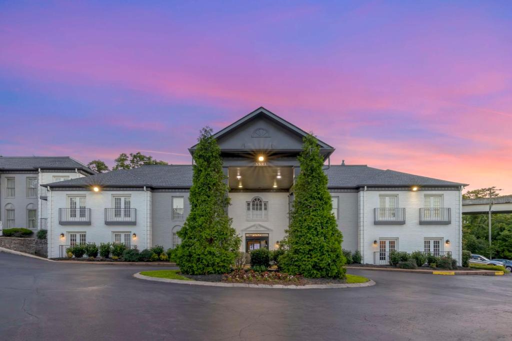 Best Western Brentwood - Tap to explore photos
