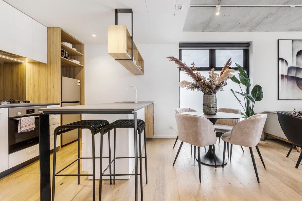 Suave Condo in Trendy PrahranSteps to Greville St photo 2