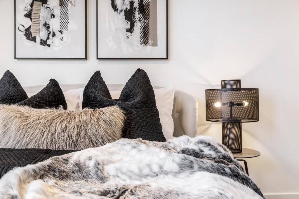Suave Condo in Trendy PrahranSteps to Greville St photo 3