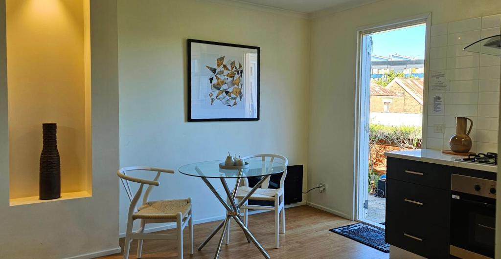 Bendigo Skyline-CBD Apartment with lock up Garage photo 3
