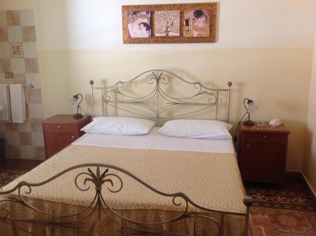 Albergo Cavour - Tap to explore photos