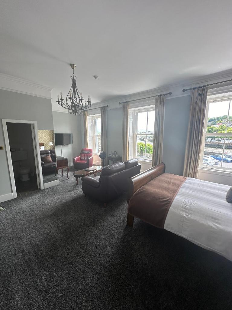 Long Quay House - Tap to explore photos