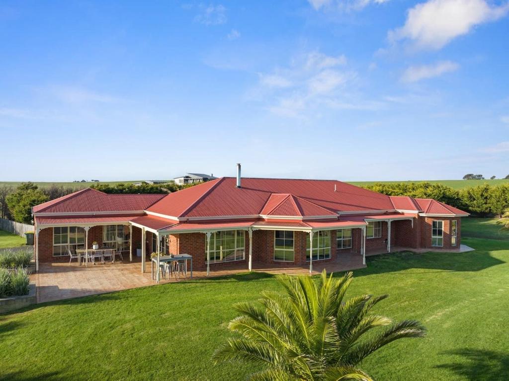 Serene Beach Haven: Sleeps 12 photo 1