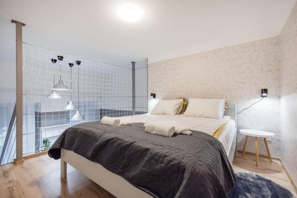Spacious and charming apartment in the centre - Tap to explore photos