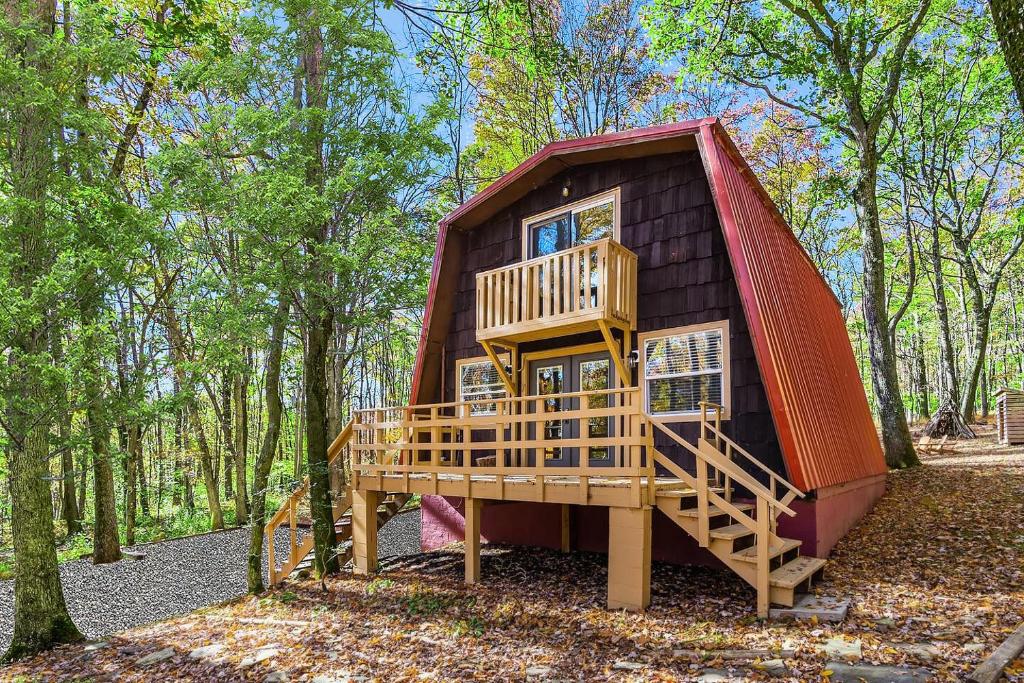 Private Lake&Beach w Golf, Fire Pit, Deck & WiFi! image