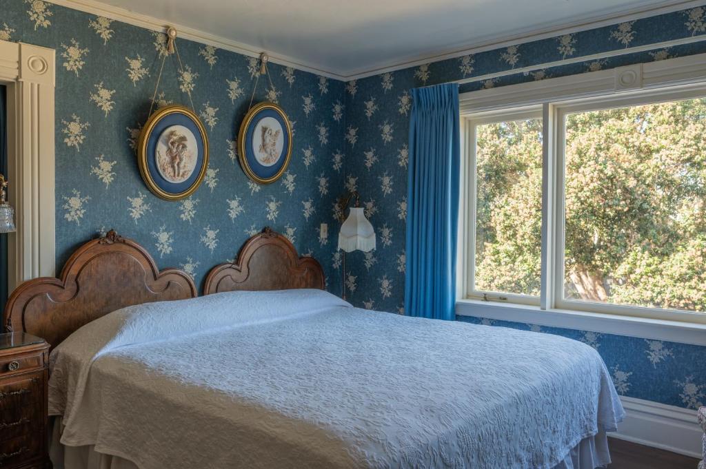 Martine Inn Room Type - Deluxe King Suite