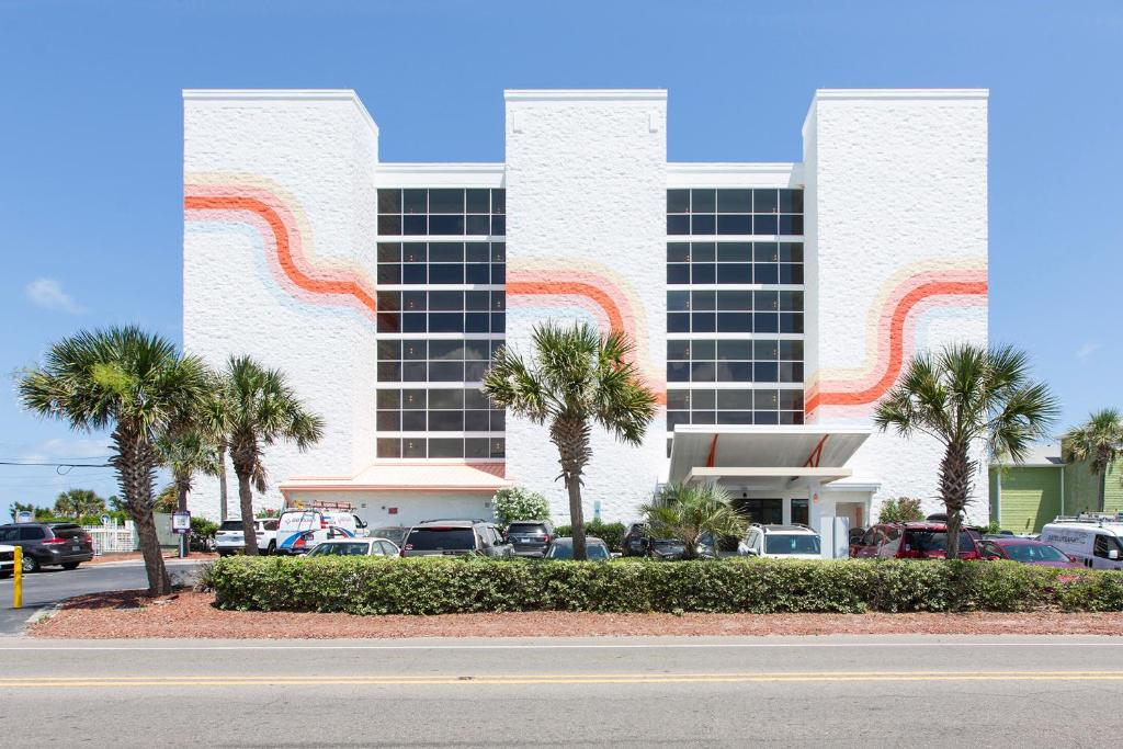 Golden Sands Oceanfront Hotel image