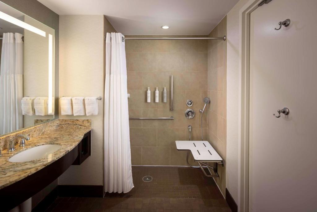 Hilton Garden Inn Washington DC/Georgetown Area Room Type - King Room Mobility Accessible with Roll In Shower