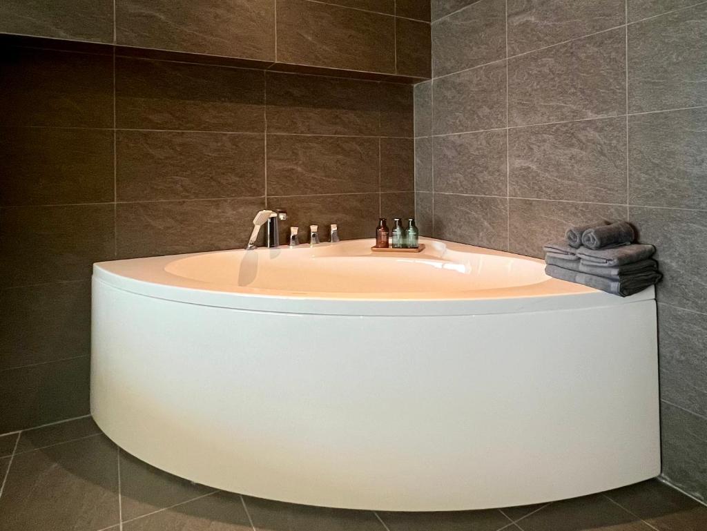 Jullian PentHouse - WestLake - by LioHousing